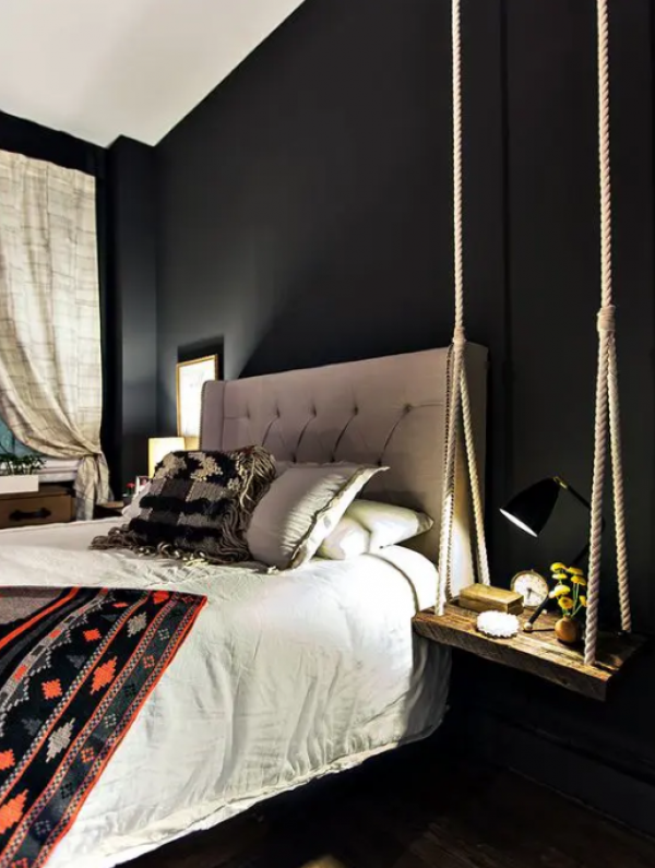 Kamar tidur dengan meja samping tempat tidur yang menggantung